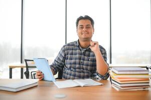 retrato do alegre masculino internacional indiano aluna com mochila. Educação conceito foto