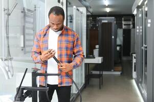 jovem africano americano homem escolhendo uma banho foto