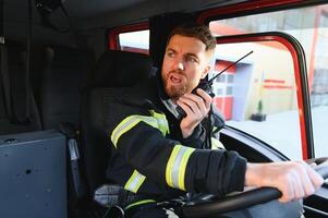bombeiro drives uma emergência veículo com comunicação interior Visão foto