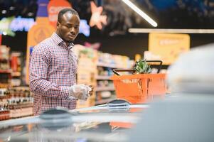 africano americano homem compras dentro Comida loja foto