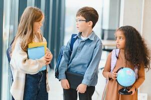 alegre elementar escola alunos. costas para escola foto