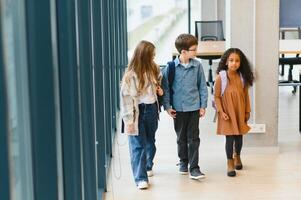 retrato do crianças em pé dentro elementar escola corredor foto