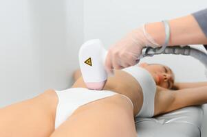 laser cabelo remoção. mulher em laser cabelo remoção tratamentos coxas e bikini área foto
