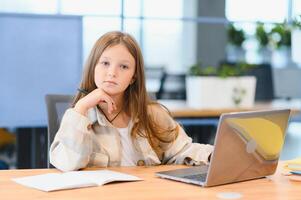 uau, conectados escola. feliz estudante às computador portátil aprendizado. conectados lição e educacional oferta posando às casa foto