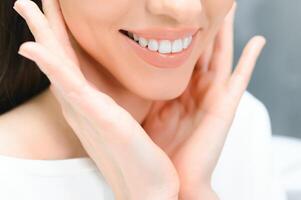 lindo sorrir com branco dentes. fechar-se do sorridente mulher boca com natural roliço cheio lábios e saudável perfeito sorrir foto