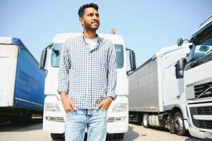 retrato do confiante indiano caminhão motorista em estacionamento. cópia de espaço. foto