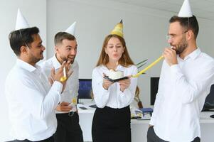 corporativo festa e pessoas conceito - feliz equipe com bolo a comemorar colega aniversário às escritório foto