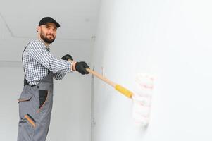 jovem trabalhador fazer reparar dentro sala. foto