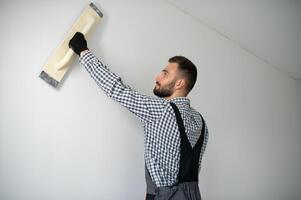 jovem trabalhador fazer reparar dentro sala. foto