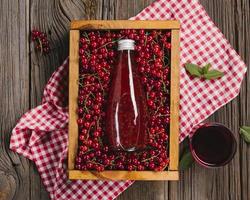 Fundo de madeira para garrafa de suco de cranberry
