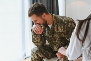 triste masculino soldado em compromisso com psicólogo às escritório foto