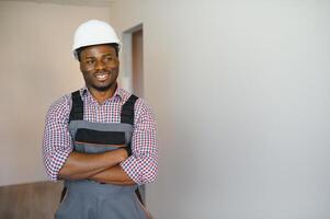 retrato do a africano americano construção trabalhador em localização foto