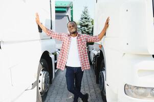 caminhão motorista homem africano americano muscular sorridente, dentro muito tempo o negócio transporte e Entrega foto