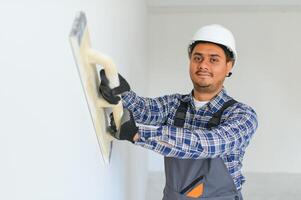 trabalhador faço reparos dentro Novo apartamento foto