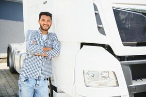 retrato do confiante indiano caminhão motorista em estacionamento. cópia de espaço. foto