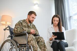 jovem soldado dentro cadeira de rodas às do psicólogo escritório foto