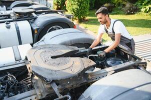 homem dentro uniforme. caminhão reparar. carro defeituoso foto