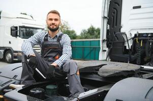 homem dentro uniforme. caminhão reparar. carro defeituoso. foto