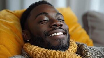 uma homem deitado em uma sofá com dele olhos fechar, relaxante foto