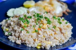 mexer frito arroz ou frito arroz com ovo foto