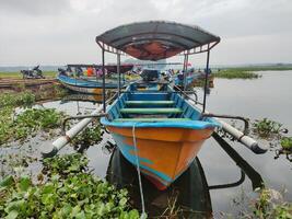 turista barco ancoragem às cengklik reservatório dentro surakarta, Indonésia foto