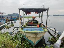 turista barco ancoragem às cengklik reservatório dentro surakarta, Indonésia foto