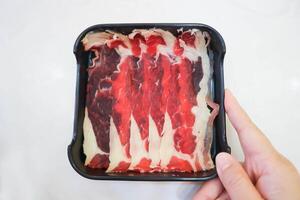 cru carne ou fatiado carne bovina, carne dentro branco fundo foto