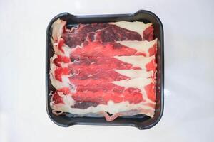 cru carne ou fatiado carne bovina, carne dentro branco fundo foto