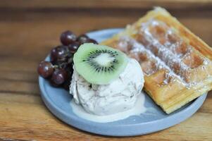 waffle com gelo creme e fruta cobertura foto