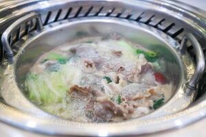 Sukiyaki ,suki ou shabu Panela ou carne de porco e vegetal sopa dentro a Panela foto