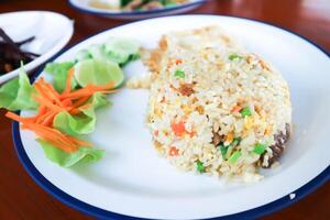 mexer frito arroz ou frito arroz com ensolarado lado acima ovo foto