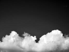 Preto e branco nuvens dentro a céu fundo foto