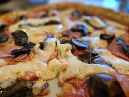 saboroso pizza fechar Visão fundo. italiano pizzaria atmosfera foto