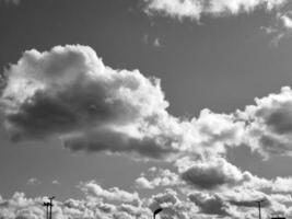 Preto e branco nuvens dentro a céu fundo foto