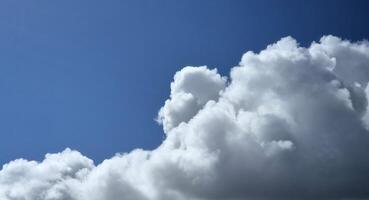 branco fofo cumulus nuvens fundo. verão nuvens dentro a azul céu foto