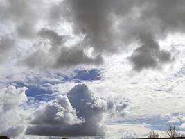 verão nuvens dentro a céu fundo foto