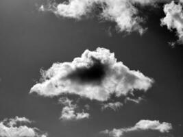 Preto e branco nuvens dentro a céu fundo foto