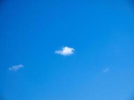 branco fofo nuvens dentro a céu fundo. cumulus nuvens foto