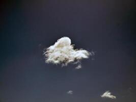 verão nuvens dentro a céu fundo foto