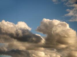 branco fofo cumulus nuvens dentro a verão céu, natural nuvens fundo foto