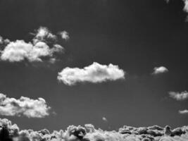 Preto e branco nuvens dentro a céu fundo foto