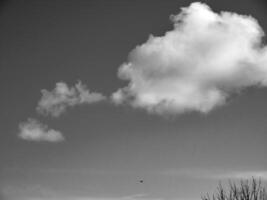 Preto e branco nuvens dentro a céu fundo foto