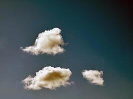 verão nuvens dentro a céu fundo foto