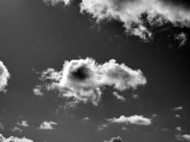 Preto e branco nuvens dentro a céu fundo foto