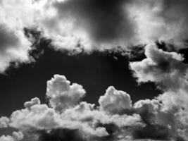 Preto e branco nuvens dentro a céu fundo foto