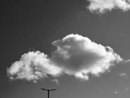 Preto e branco nuvens dentro a céu fundo foto