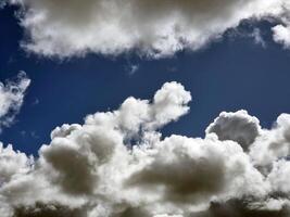 verão nuvens dentro a céu fundo foto