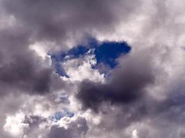 branco fofo cumulus nuvens dentro a verão céu, natural nuvens fundo foto