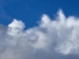 branco fofo cumulus nuvens dentro a verão céu, natural nuvens fundo foto