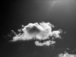 Preto e branco nuvens dentro a céu fundo foto